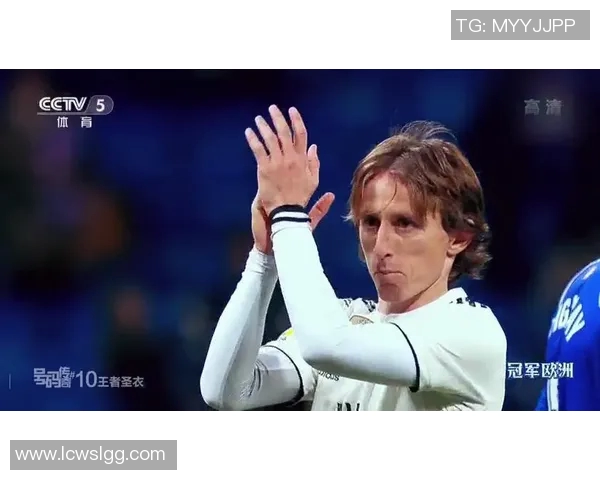 蓝色短裤足球明星揭秘他在绿茵场上的传奇故事与成就